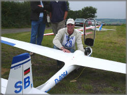 Andreas Bindewald mit dem Prototyp der SZD 59 ACRO