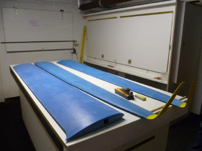 Die fertigen positiven Flchenformen bereit zu negativen Abformung fr den Flgelbau