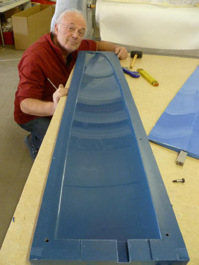 Willi Helpenstein betrachtet ist zufrieden mit den gelungenen Negativformen fr den Tragflgel die Au