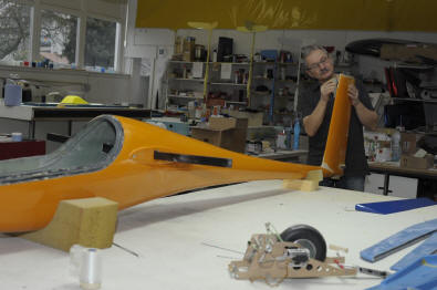 Achim Gerber bei den letzten Feinarbeiten an der Urform des Rumpfes