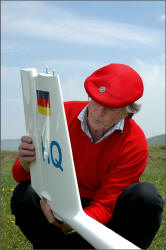 Foto Paul Gierlach, das Seitenruder wird eingehngt