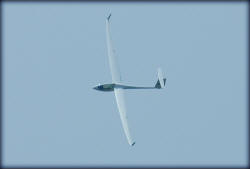 Foto Paul Gierlach, ...die Grenzen des Kurvenflugs ertasten...