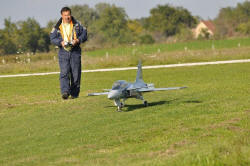 Der Erbauer mit seinem Modell